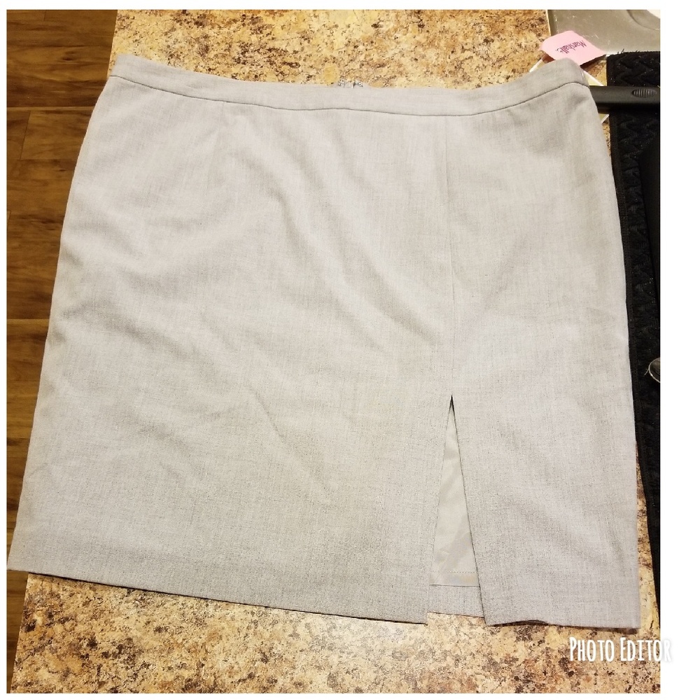 Michael Kors pencil skirt with small lit.